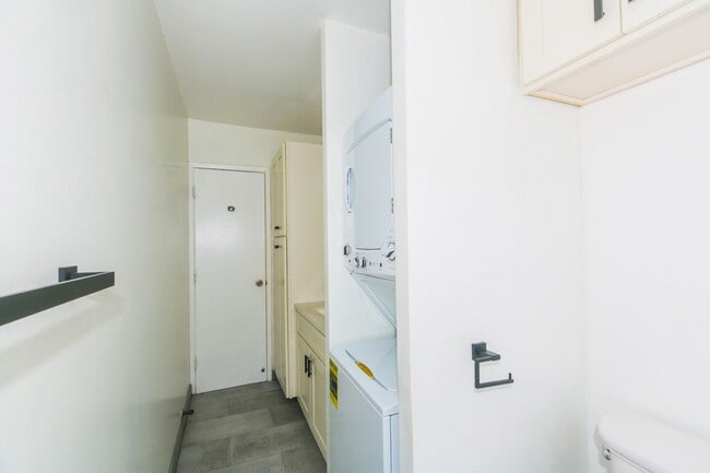 Building Photo - Hale Luana