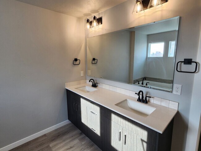 Building Photo - Brand New 5 Bedroom