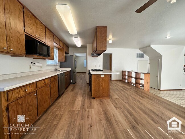 Building Photo - Spacious 4+BD/3BA Two-Story Home with Expansive Yard