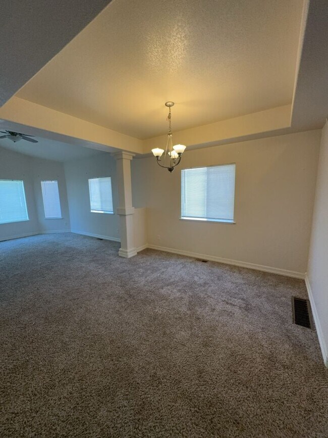 Building Photo - Spacious 3 Bed, 2.5 Bath Home with Oversiz...