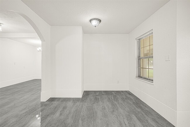 Building Photo - 506 Edgebrook Dr