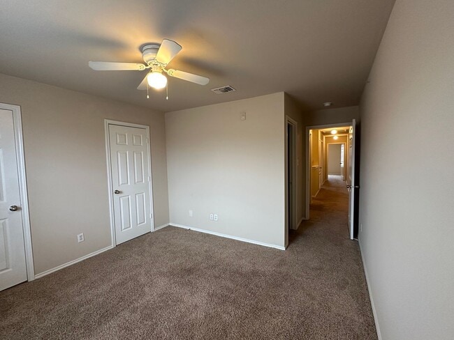 Building Photo - Townhouse available for IMMEDIATE move in