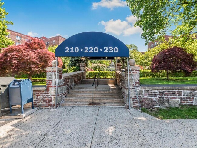 Building Photo - 230 Pelham Rd