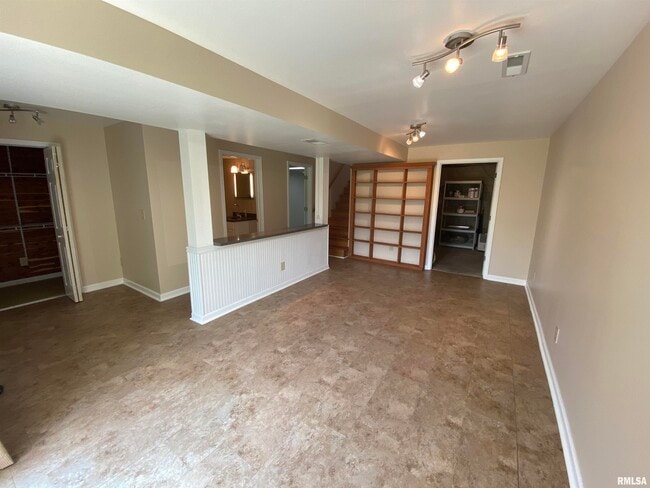 Building Photo - 6525 N Kramm Rd
