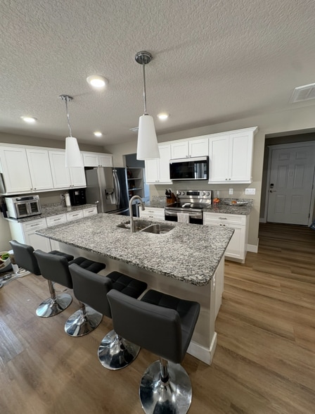 Building Photo - 1084 E Pierce Ave