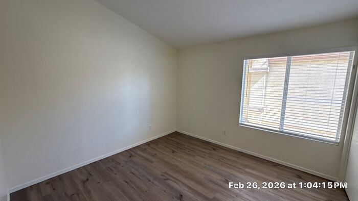 Building Photo - 1910 E Vineyard Rd