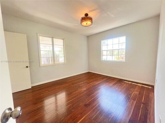 Building Photo - 2 bedroom in Miami FL 33161