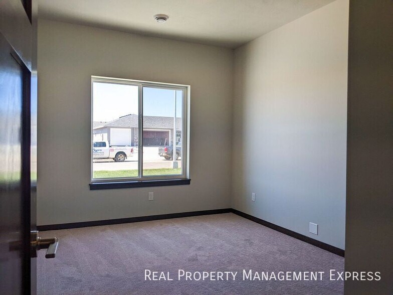 Building Photo - 2 Bedroom 2 Bathroom Townhome w/ Attached Garage