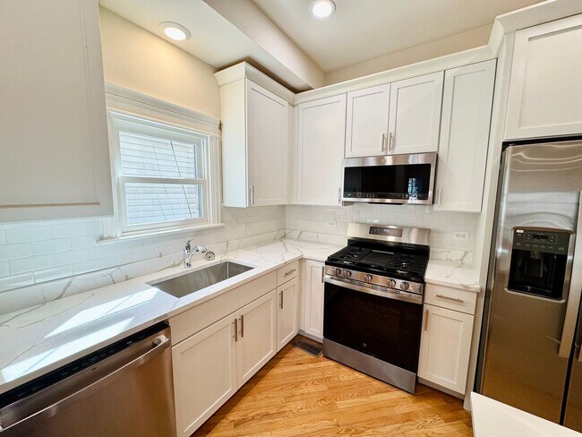 Building Photo - Fully Renovated 3-Bed/2-Bath in Lincoln Park, Parking Included!