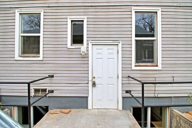 Building Photo - Nice 3 Bed 1 Bath Basement Apartment Close to Downtown GJ