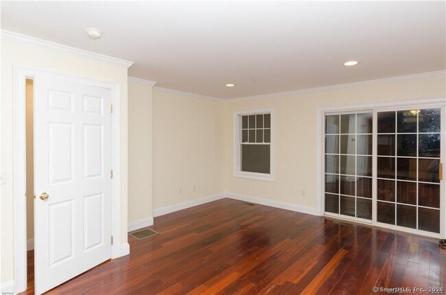 Building Photo - 527 W Thames St