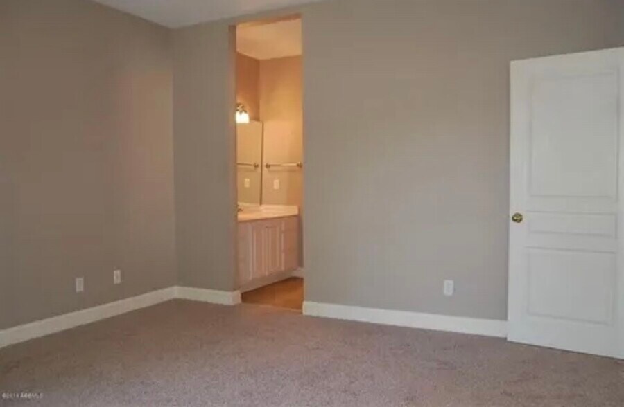 Building Photo - 8 Lagaree Ct