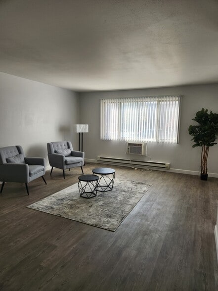 Primary Photo - Creekview Apartments - Half off 1st month!