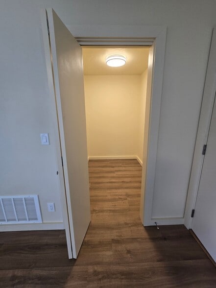 Building Photo - 405 N 16th Ave