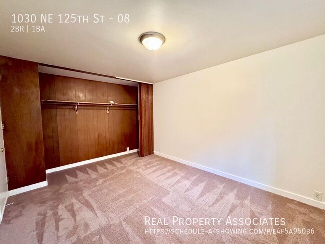 Building Photo - Spacious 2 Bedroom /1 Bath with Off Street...