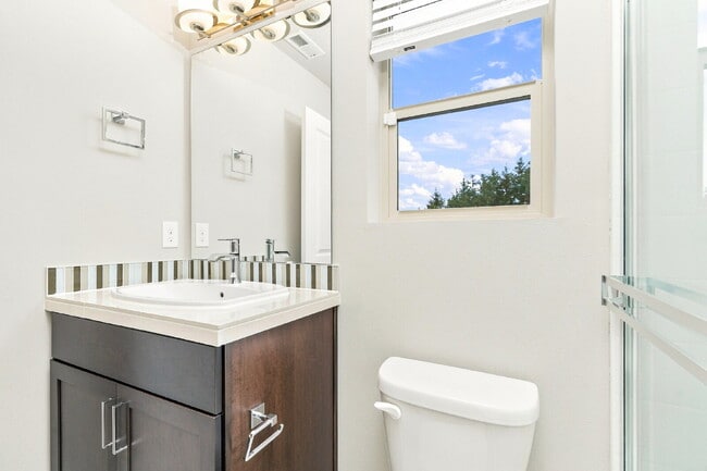 Building Photo - Spacious 4-Bedroom Townhome in Lake Stickney – Lynnwood- Available NOW for RENT