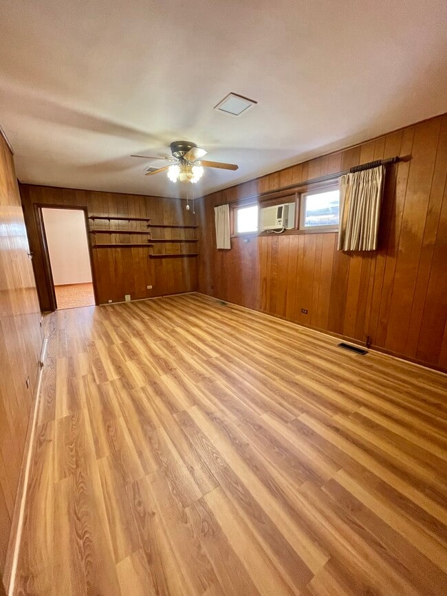 Building Photo - 6046 S Melvina Ave