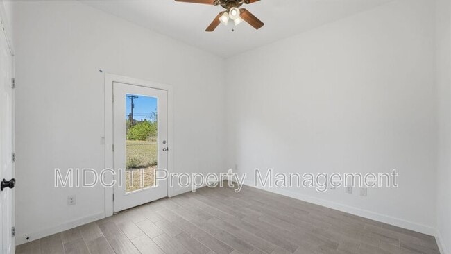 Building Photo - 895 E Mather St