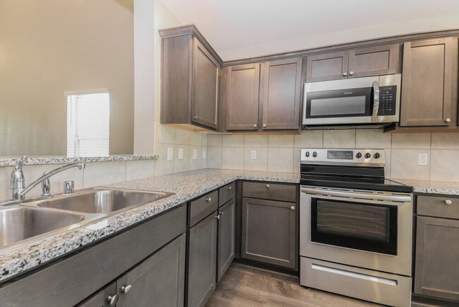 Building Photo - 2609 Hutchins Dr