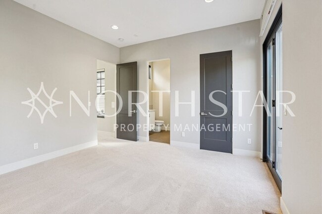 Building Photo - Luxury Living in the Heart of Lake Oswego: Stylish 3-Story Townhouse