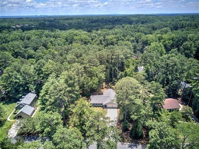Building Photo - 3410 Holliglen Dr