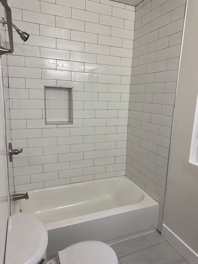 Building Photo - Great 1st Floor Duplex in Squirrel Hill! Available NOW!