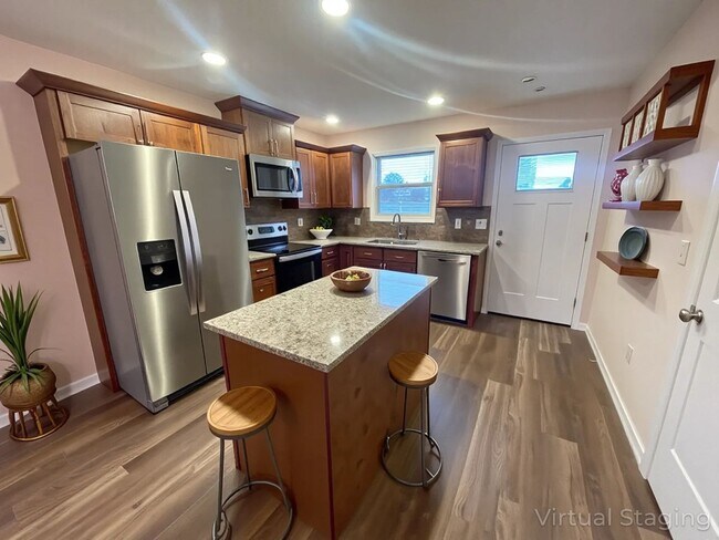Building Photo - Luxury Lake Living Starts Here – Newer 2 Bed, 2 Bath House in Kimberling City- Year Round Vacatio...