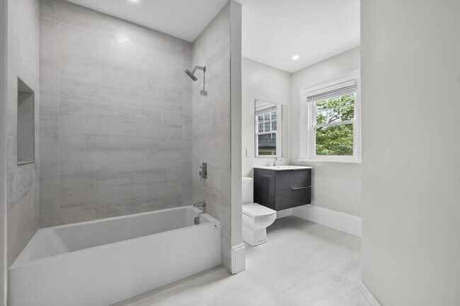 Building Photo - 476 Heath St