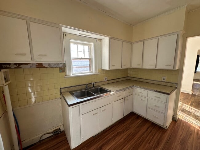 Building Photo - 160 Roslyn Dr