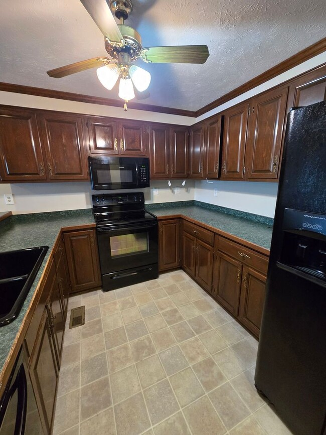 Building Photo - Spacious Townhouse for Rent!