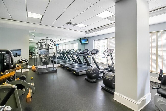 Building Photo - 1300 Benjamin Franklin Dr