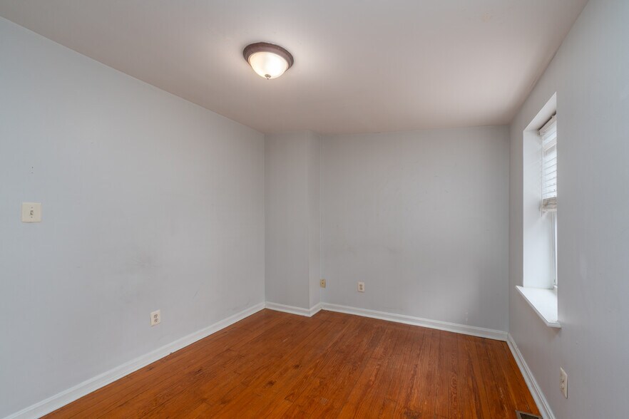Building Photo - 926 S Hanover St