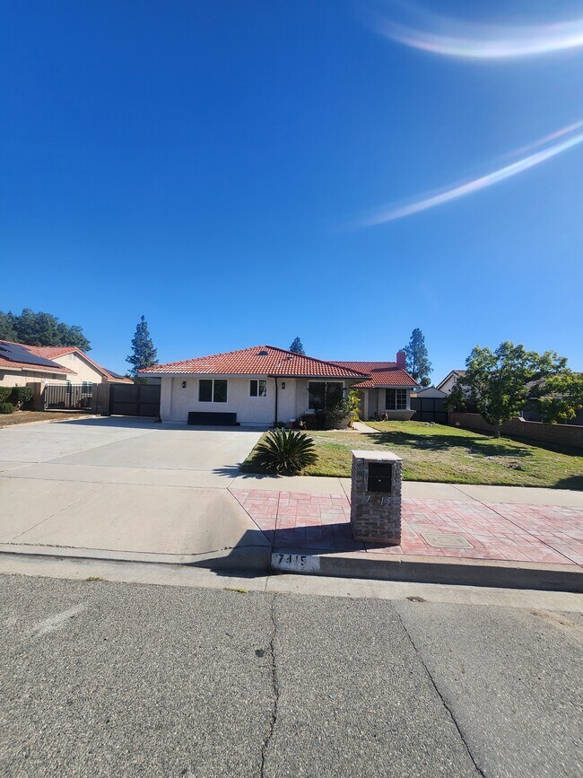 Building Photo - 7415 Laurel Ave