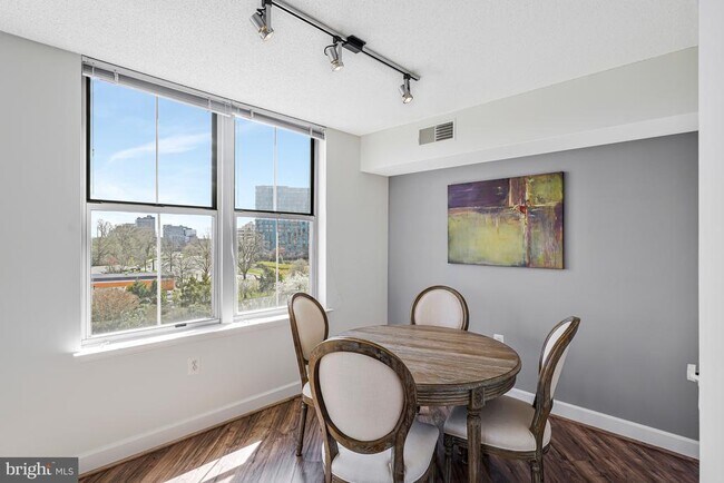 Building Photo - 11800 Sunset Hills Rd