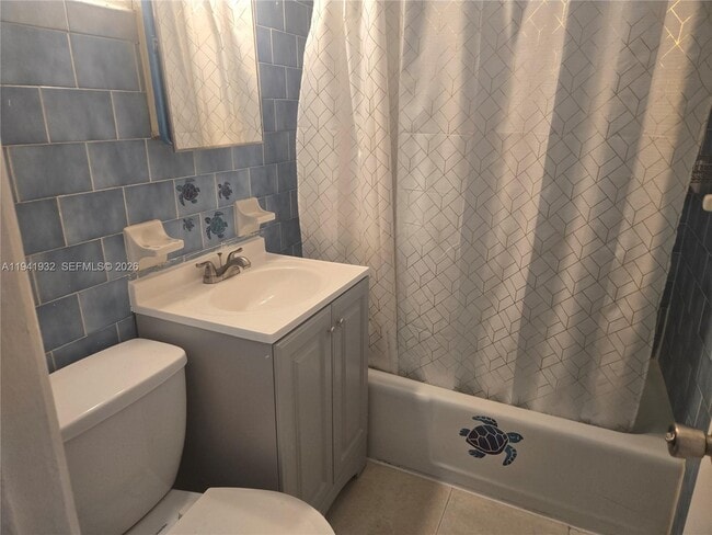 Building Photo - 1645 Lauderdale Manor Dr