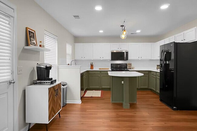 Building Photo - 124 Larkspur Dr