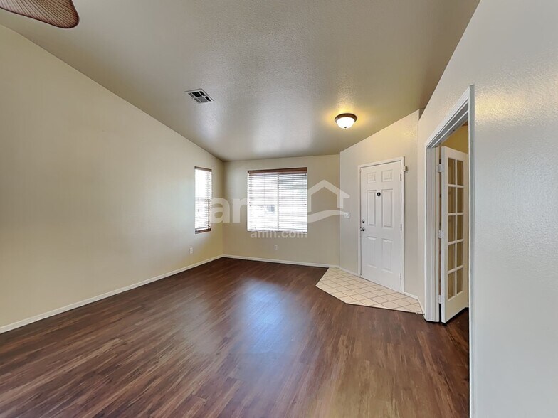 Building Photo - 710 Breezy Ridge Dr