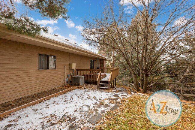 Building Photo - Executive Rental in North End Foothills
