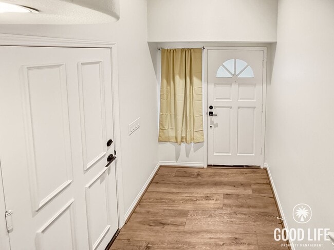 Building Photo - Bright 2Bd/2.5Ba End Unit w/Water/Sewer/Trash Included In Prestigious Tustin Community!