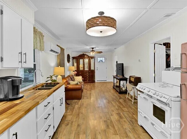 Building Photo - 304 E Fourth St