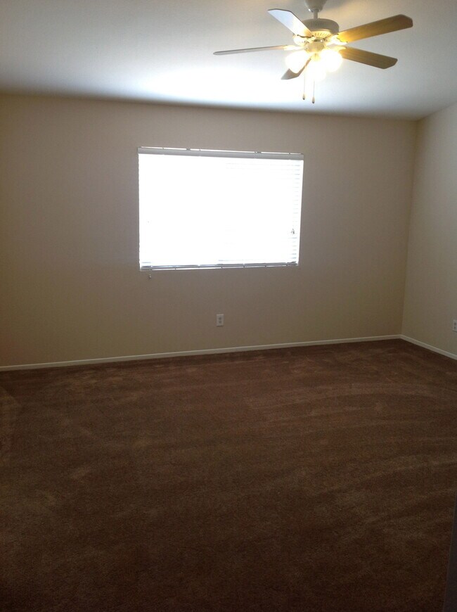 Building Photo - 3 BEDROOM, 2 BATHROOM CLOSE TO SCHOOLS!