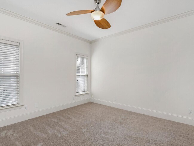 Building Photo - Super cute bungalow in Chantilly with rocking chair front porch!