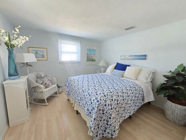 Building Photo - 2441 Gulf Gate Dr