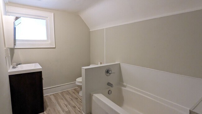 Building Photo - 121 E Holbrook Ave