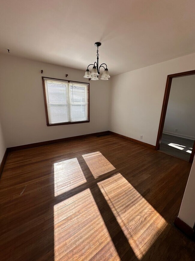 Building Photo - 1652 Roosevelt Ave