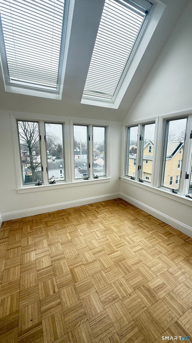 Building Photo - 2 Lowndes Ave