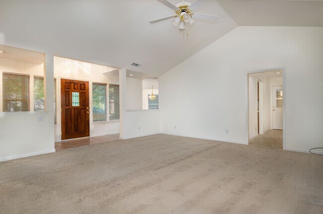 Building Photo - Spacious 3 Bedroom 2 Bathroom Home in Conv...