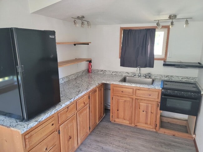 Building Photo - Small Home ADU in Myrtle Point