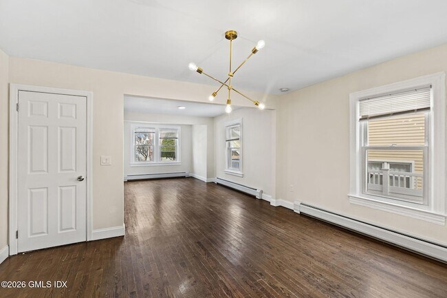 Building Photo - 10 Artic St