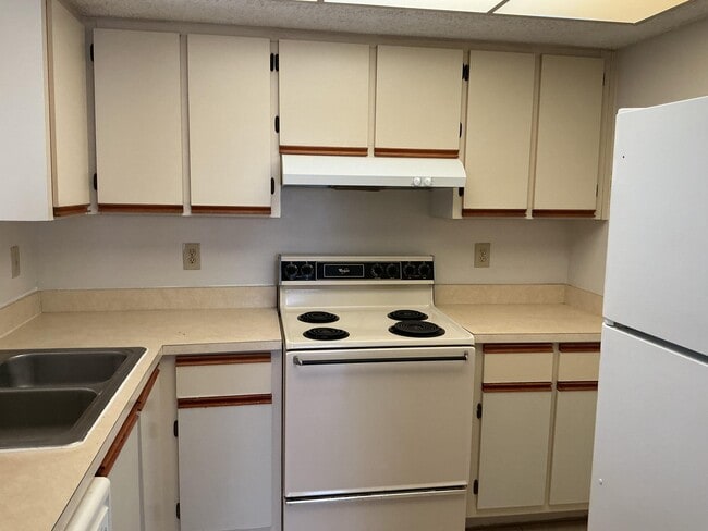 Building Photo - 1550 SE Royal Green Cir